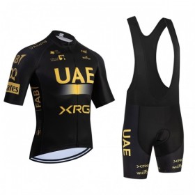 Completo Maglia + Pantaloncino con bretelle 2026 UAE TEAM EMIRATES XRG Manica Corta Giallo