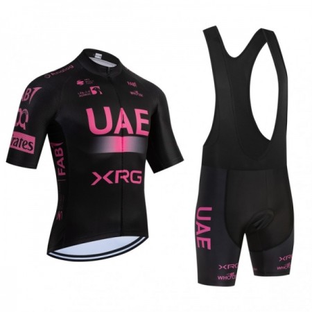 Completo Maglia + Pantaloncino con bretelle 2026 UAE TEAM EMIRATES XRG Manica Corta Rosa Completo Maglia + Pantaloncino con bretelle 2026 UAE TEAM EMIRATES XRG Manica Corta Rosa
