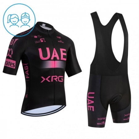 Completo Maglia + Pantaloncino con bretelle 2026 UAE TEAM EMIRATES XRG Manica Corta Rosa Bambini Completo Maglia + Pantaloncino con bretelle 2026 UAE TEAM EMIRATES XRG Manica Corta Rosa Bambini