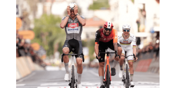 Il momento leggendario di Mathieu van der Poel alla Milano-Sanremo Il momento leggendario di Mathieu van der Poel alla Milano-Sanremo