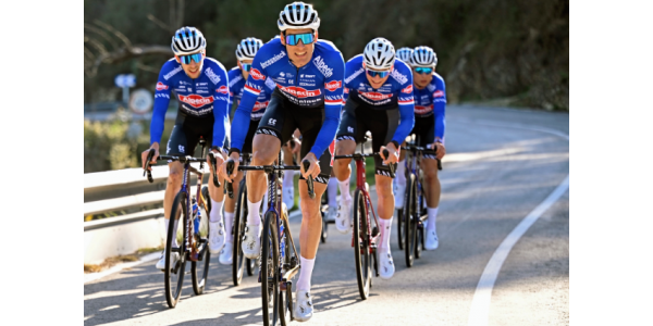 Indossa le maglie da ciclismo Alpecin-Deceuninck e sprigiona una potenza illimitata Indossa le maglie da ciclismo Alpecin-Deceuninck e sprigiona una potenza illimitata