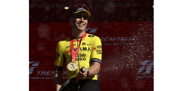 Wout van Aert conquista la tanto attesa vittoria al Giro d'Italia Wout van Aert conquista la tanto attesa vittoria al Giro d'Italia