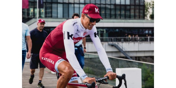 Il team Katusha Alpecin ha presentato il suo nuovo kit Il team Katusha Alpecin ha presentato il suo nuovo kit