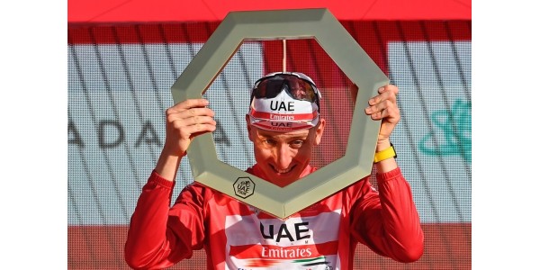 Il tour degli Emirati Arabi Uniti si conclude quando Tadej Pogača difende con successo il titolo