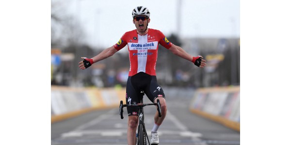 Irritato! Kasper Asgreen vince Mathieu van der Poel Irritato! Kasper Asgreen vince Mathieu van der Poel