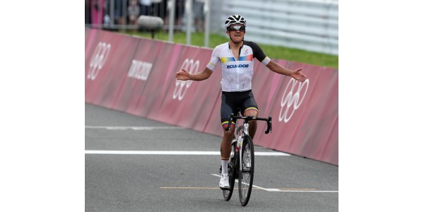 Richard Carapaz vince l'oro nella corsa su strada maschile! Richard Carapaz vince l'oro nella corsa su strada maschile!