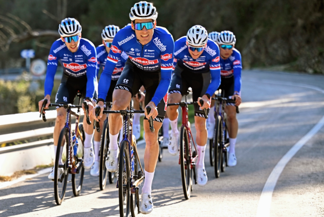 Indossa le maglie da ciclismo Alpecin-Deceuninck e sprigiona una potenza illimitata