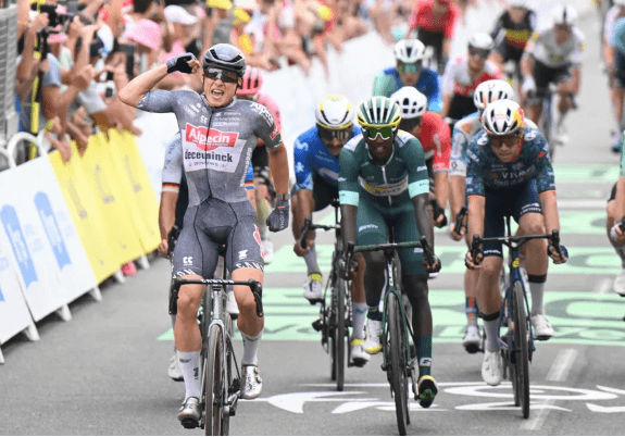 Jasper Philipsen inizia il 2025 con una vittoria nel giorno del suo compleanno