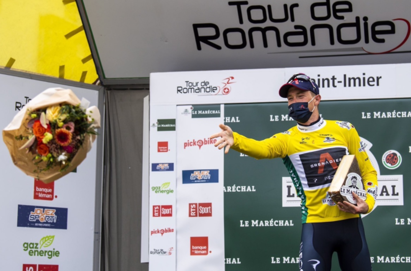 Rohan Dennis continua a mantenere la maglia gialla di testa